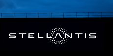 Les employés de Stellantis vont toucher une prime entre 500 et 1.000 euros selon leur salaire. En parallèle, ils auront aussi la possibilité de monétiser jusqu'à 3 jours de RTT, soit 400 euros en moyenne pour un ouvrier et 600 euros pour un cadre.