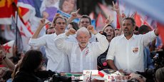 L'ancien président du Brésil et candidat à l'élection présidentielle Luiz Inacio Lula da Silva salue ses partisans à Fortaleza