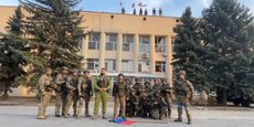 Les forces armées ukrainiennes font une déclaration devant le bureau de l'administration de la ville de Lyman