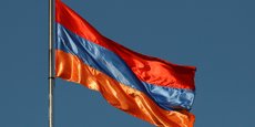 Le drapeau national arménien est vu à Erevan, en Arménie
