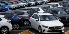 Des voitures d'occasion sont exposées à la vente dans une concession automobile à Vigneux-de-Bretagne