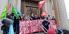 Rassemblement des syndicats étudiants devant le siège de l'Université de Lille luttant contre la précarité étudiante et pour un plan d'urgence pour les facultés, le 20 janvier 2021. Aujourd'hui, le même problème reste entier.