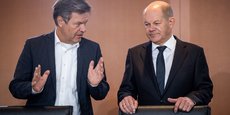 Le ministre de l'Economie Robert Habeck et le chancelier Olaf Scholz. « Il n'y a pas encore de chiffres définitifs. Le travail de finalisation est en cours », a temporisé un porte-parole du ministère de l'Économie allemand.