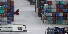 Vue sur les conteneurs entreposés dans un terminal du port en eaux profondes de Yangshan à Shanghai, en Chine.