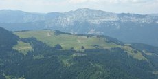 La retenue collinaire (qui serait la 5ème construite par la commune) est modélisée ci-contre et présentée par la municipalité comme une solution aux problèmes liés à la sécheresse sur le territoire. Ce n'est de pas de l'avis des associations Mountain Wilderness et France Nature Environnement Haute-Savoie qui ont choisi de se tourner vers la justice.
