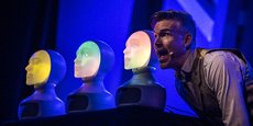 Photo d'illustration : lors du Web Summit, à Barcelone, le 3 novembre 2021, Charlie Caper, directeur de la création de la startup suédoise Furhat Robotics, fait une démonstration de son robot social, dont l'interface humanoïde réaliste intègre un moteur d'intelligence artificielle conversationnelle.