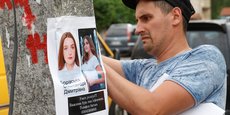 Photo d'archives d'un homme posant une affiche sur une personne disparue, à Vinnytsia