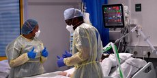 Le personnel médical traite les patients à l'hôpital universitaire de Milton Keynes, en Grande-Bretagne