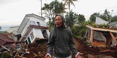 Un homme près de maisons gravement endommagées après le tremblement de terre de lundi à Cianjur, en Indonésie