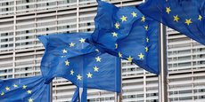 Photo d'archives de drapeaux de l'Union européenne devant le siège de la Commission européenne à Bruxelles