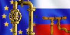 Photo d'illustration d'un modèle de gazoduc, des drapeaux de l'UE et de la Russie
