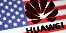 Un logo Huawei imprimé en 3D est vu au-dessus du drapeau américain