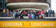 Mêlés aux justiciables, les syndicalistes de Magna Powertrain Bordeaux arrivent au tribunal, lundi 28 novembre.