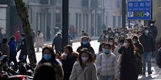 Les services « Fièvre » des cliniques et hôpitaux en Chine sont désormais débordés. Des villes moyennes sont également touchées.