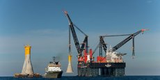 Nanti de grues de 10.000 tonnes, le Sleipnir, l'un des plus grands navires installateurs au monde, a posé les fondations du parc de Fécamp cet été.