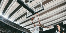 Signés par Nouansport, les panneaux de basket ball amovibles installés sur le cours Philippe Chatrier permettent au temple du tennis de recevoir aussi les matchs de la FIBA.