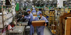 Des employés travaillant sur une chaîne de production du site de Pékin de la compagnie japonaise de pneumatiques SMC, le 10 janvier.