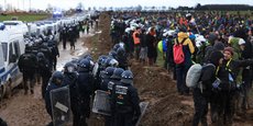 Face à face entre policiers et manifestants écologistes qui s'opposent à l'extension de la mine de charbon et la disparition du village de Lützerath, dans l'ouest de l'Allemagne.