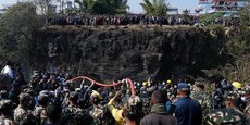 Les équipes de secours s'organisent sur le site du crash dans la ville de Pokhara, dans l'ouest du Népal.