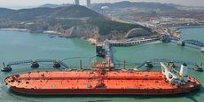 Un tanker décharge sa cargaison de pétrole via un pipeline dans le terminal pétrolier du port de Yantai, dans la province de Shandong, en octobre dernier. Sur les huit premiers mois de 2022, les importations de brut étaient en baisse de 4,7% par rapport à la même période de 2021, selon les données des services des douanes chinois.
