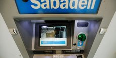 Photo d'archives du logo de Sabadell sur un guichet automatique à Barcelone