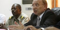 Photo d'archives: l'ambassadeur français au Burkina Faso, Luc Hallade (droite), lors d'une conférence de presse à Moroni, île des Comores