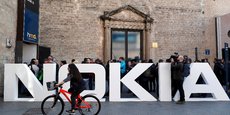 Photo d'archives d'un cycliste passant devant un logo Nokia à Barcelone, Espagne