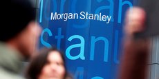 Photo d'archives de personnes passant devant le logo de Morgan Stanley à New York