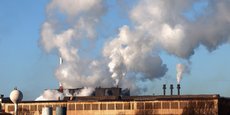 De la fumée s'élève des cheminées d'une usine du port de Dunkerque, en France