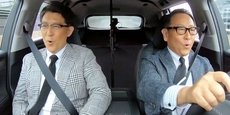 Les deux dirigeants partagent une même passion du sport auto et du pilotage comme le laisse penser cette photo non datée fournie par l'agence de presse Kyodo News le 26 janvier 2023, où l'on voit le président de Toyota, Akio Toyoda (au volant) et son directeur de l'exploitation, Koji Sato, en train de tester la RZ, premier modèle de Lexus électrique (photo prise sans doute du printemps 2022, peu avant la présentation à la presse).
