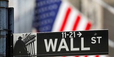 Un panneau indiquant Wall Street est visible à l'extérieur de la Bourse de New York (NYSE)