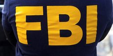 Un logo du FBI sur la chemise d'un agent dans l'arrondissement de Manhattan, à New York