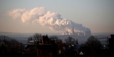 Le Royaume-Uni va remettre trois centrales à charbon en route pour répondre à la demande d'électricité de la France. Photo d'illustration : vue de la centrale électrique au charbon de Ratcliffe-on-Soar, près de Nottingham, en Grande-Bretagne, le 1er décembre 2017. Photo Hannah McKay / Reuters.