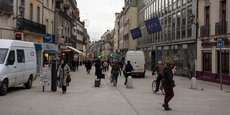 À Dijon, afin de réduire la pollution sonore et de l'air, la rue de la Liberté, l'une des grandes artères du centre-ville extrêmement bien reliée au réseau de transports en commun, a bénéficié de grands travaux de voirie pour en faire depuis 2012 un espacé réservé aux piétons.