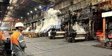 Un opérateur d'ArcelorMittal au sein du « train continu à chaud ». De lourdes brames d’acier y sont chauffées à 1.200 degrés, dégrossies puis laminées pour finir en bobines.