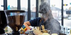 Un barista prépare un café pour un client à Houston
