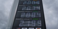 Les prix de l'essence et du diesel sont affichés dans une station-service de Lisbonne