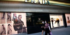 Des personnes passent devant un magasin Prada à Pékin, en Chine