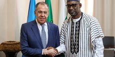 Le ministre russe des Affaires étrangères, Sergei Lavrov, serre la main de son homologue malien, Abdoulaye Diop
