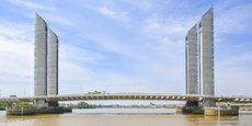 Comme le pont Simone Veil prévu pour 2024, le pont levant Chaban-Delmas inauguré en 2013 a été conçu pour accueillir un ligne de tramway... qui n'a jamais vu le jour.
