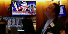 Un trader de la Bourse de New York écoute l'allocution du président de la Fed Jerome Powell le 1er février.