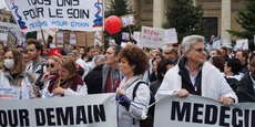 De nombreux médecins - près de 10.000 selon les organisateurs, 4.500 selon la police - avaient manifesté le 14 février à Paris contre les propositions de la Cnam.