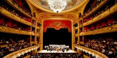 L'Opéra Orchestre national Montpellier, qui se produit à l'Opéra Comédie (photo) et au Corum, est doublement labellisé Opéra national et Orchestre national, lui conférant une mission de diffusion culturelle diversifiée et accessible au plus grand nombre.