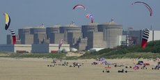 Juste à côté de la réserve naturelle nationale du Platier d'Oye, surplombant la plage de Gravelines, la centrale nucléaire éponyme est située sur la rive sud de la Manche, entre Calais (25km à l'ouest) et Dunkerque (24 km à l'est), et pas très loin non plus de Lille (85 km). (Photo datée du 1er juin 2012)