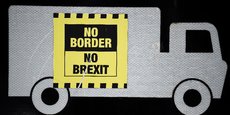 Un panneau routier piraté avec un autocollant arborant un slogan « No border, no Brexit » (« pas de frontière, pas de Brexit ») à l'entrée de Londonderry, en Irlande du Nord, le 20 avril 2019.
