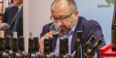 Dégustation de vin au cours de Wine Paris & Vinexpo 2023