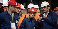 La ministre française de la Transition énergétique Agnès Pannier-Runacher, entourée du PDG de Framatome, Bernard Fontana (à droite), et du PDG d'EDF, Luc Rémont (à gauche), lors d'une visite de l'usine Framatome au Creusot, le 3 mars 2023.