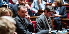 Le ministre du Travail Olivier Dussopt et le ministre des Comptes publics Gabriel Attal, hier, jeudi 16 mars, à l'Assemblée nationale.