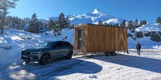 Une fois la saison terminée à La Pierre-Saint-Martin (Pyrénées-Atlantiques), les deux maisonnettes de Mugi, installées depuis début décembre sur un parking de la station pour loger des travailleurs saisonniers, passeront l'été à Anglet, sur la côte.