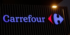 Le logo de Carrefour est visible dans un hypermarché Carrefour à Nice